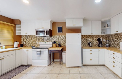 Intermountain Condominio | Spacious West Vail condo near shuttle w/ shared hot tub, washer/dryer