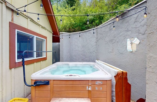 Intermountain Condominio | Spacious West Vail condo near shuttle w/ shared hot tub, washer/dryer