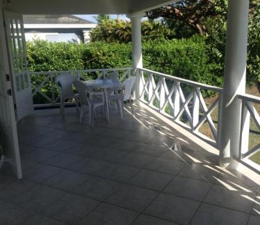 Mount Standfast Villa | Spacious White House Villa 1 minute to sandy beaches