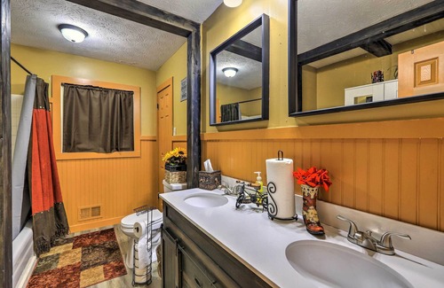 Inman Casa | Spacious Williamson Home: Private Yard & Deck