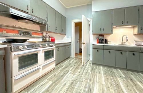 Cloverdale Casa | Spacious wine country retreat; Sauna, hot tub, gym in charming Cloverdale.