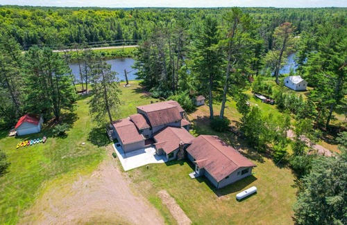 Winter Casa | Spacious Winter Retreat with River Access and Kayaks!