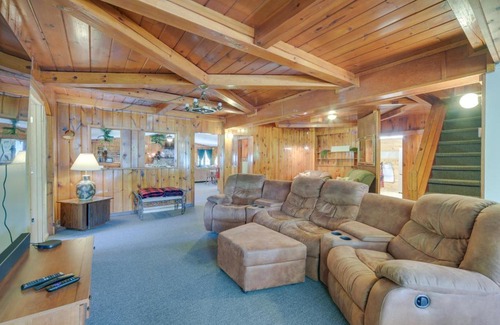 Winter Casa | Spacious Winter Retreat with River Access and Kayaks!