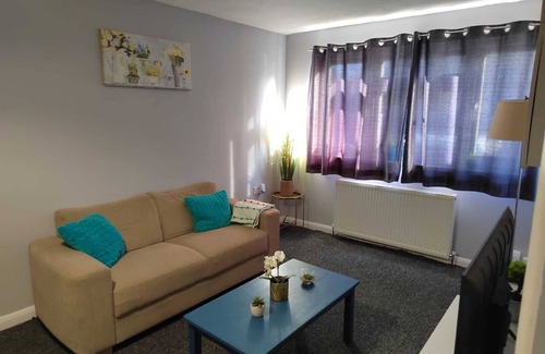 Southall Green Casa | Spacious x4 bed * free wifi* *driveway*garden*