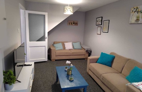 Southall Green Casa | Spacious x4 bed * free wifi* *driveway*garden*