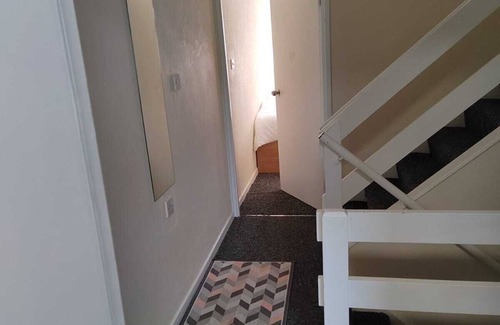 Southall Green Casa | Spacious x4 bed * free wifi* *driveway*garden*