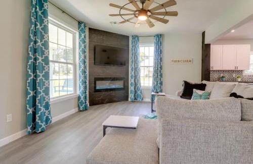 Grove Casa | Spacious Yard, Games and Fire Pit Grove Home Rental
