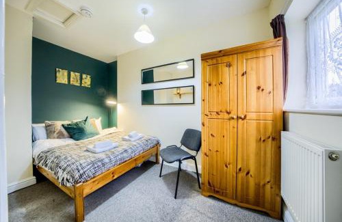 Tatenhill Apartamento | Spacious Yet Low Rate 5 Bedroom House in Coventry, Sleeps 10, Free Parking with Garden and Unlimited Wi-Fi - THL