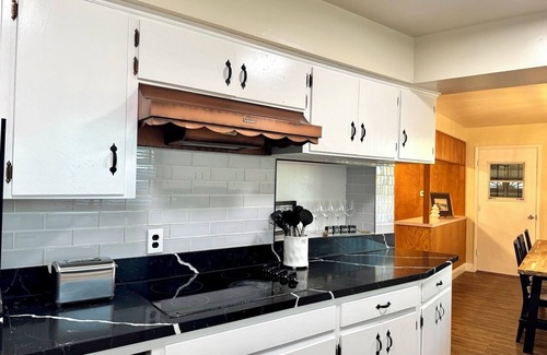 Hanford Casa | SpaciousHome with King Bed, Game Room & Washer/Dryer