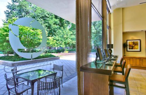 Aurora Highlands Apartamento | Spacius Apt W Excellent Amenities