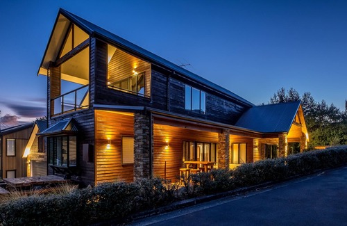 Hanmer Springs Casa | Spacoius accommodation. Central village location, 400m from the pools.