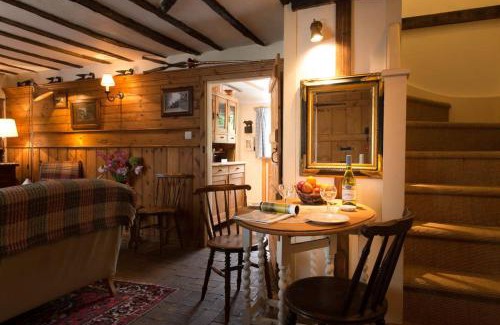 Long Melford Casa | Spadgers, a flax workers cottage next to fields in a Medieval Village
