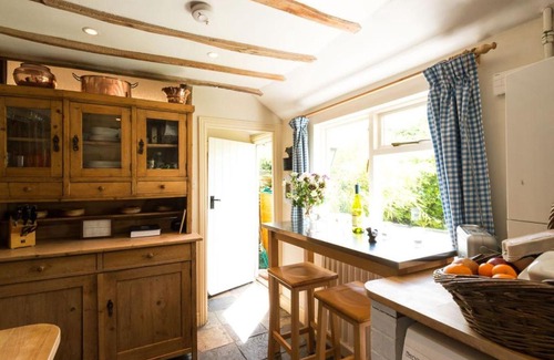 Long Melford Casa | Spadgers, a flax workers cottage next to fields in a Medieval Village