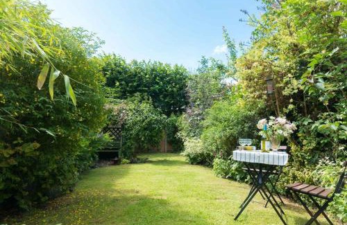 Long Melford Casa | Spadgers, a flax workers cottage next to fields in a Medieval Village