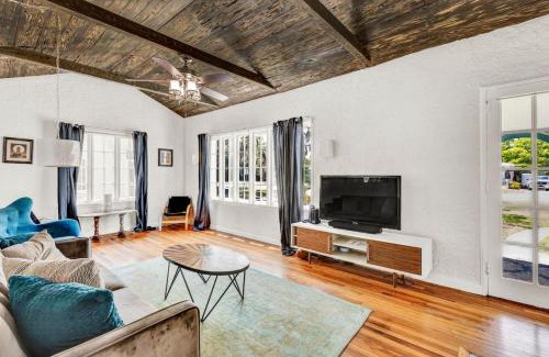 Kingston Casa | Spanish Beach Bungalow 4br 2bath