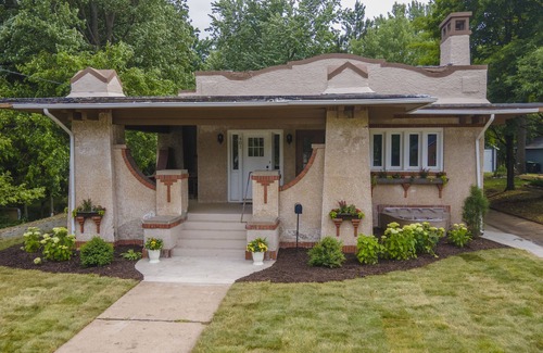 Waupaca Casa | Spanish Charm 4bed/3bath Downtown Waupaca!