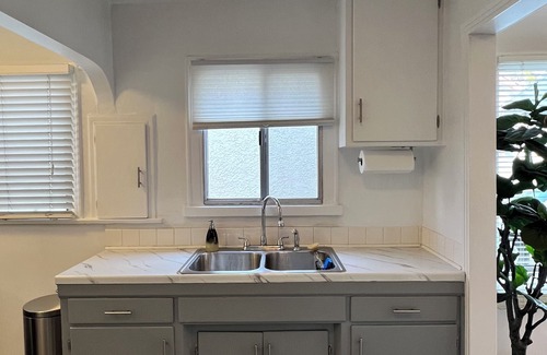 Melrose Casa | Spanish Melrose Duplex, King Bed, Full Kitchen, Front Porch in a Walkable Area