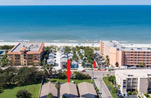 Indian Rocks Beach Apartamento | Spanish Villa Suite 52 - Damage Free & Across the Street from White Sand Beaches of Indian Rocks Beach!