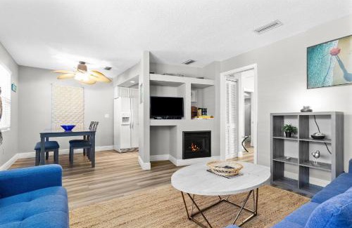 Indian Rocks Beach Apartamento | Spanish Villa Suite 52 - Damage Free & Across the Street from White Sand Beaches of Indian Rocks Beach!
