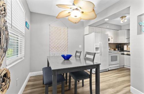 Indian Rocks Beach Apartamento | Spanish Villa Suite 52 - Damage Free & Across the Street from White Sand Beaches of Indian Rocks Beach!