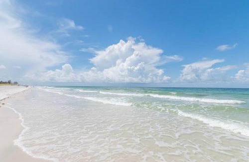 Indian Rocks Beach Apartamento | Spanish Villa Suite 54 - Indian Rocks Beach Condo Across the Street to Beach Access, Newly Remodeled & Walkable to Restaurants!