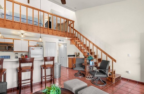 Quincy Condominio | Spanish Villa w/ a Spa-Like Feel overlooking large pool & near the Gorge shuttle