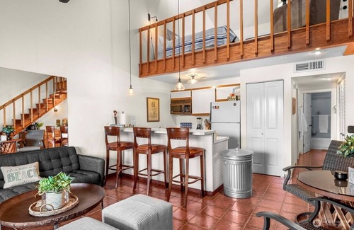 Quincy Condominio | Spanish Villa w/ a Spa-Like Feel overlooking large pool & near the Gorge shuttle