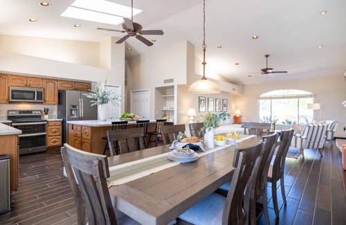 Paradise Valley Village Cabaña | Spanish Wells by Avantstay Putting Green + Pool!