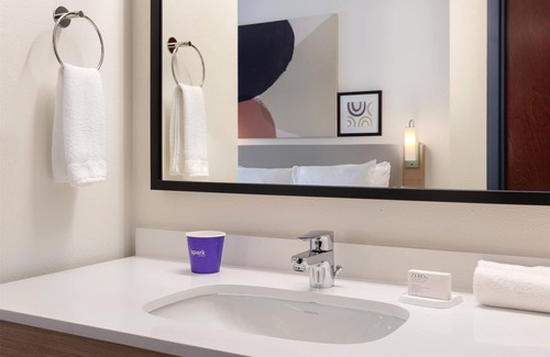 Silver Lake Hotel | Spark by Hilton Wilmington Carolina Beach Rd