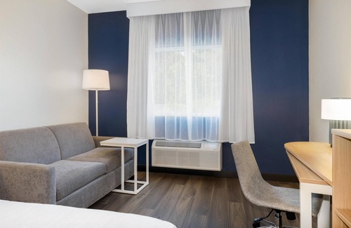 Silver Lake Hotel | Spark by Hilton Wilmington Carolina Beach Rd