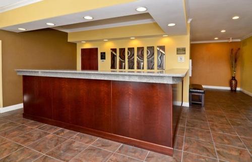 Silver Lake Hotel | Spark By Hilton Wilmington Carolina Beach Rd