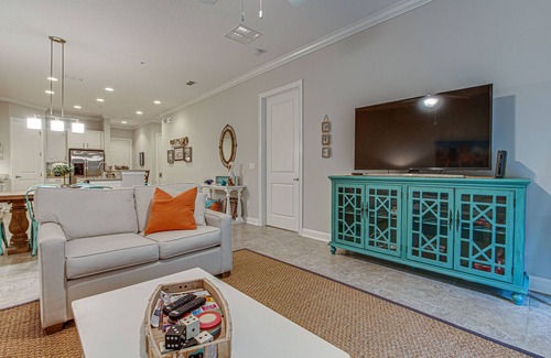 American Beach Condominio | COMO NUEVO, cerca de Ritz, Grnd Lvl 2Br / 2ba w / Garage, paseo corto a la playa