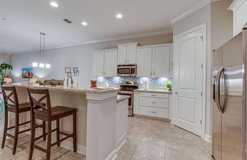 American Beach Condominio | COMO NUEVO, cerca de Ritz, Grnd Lvl 2Br / 2ba w / Garage, paseo corto a la playa