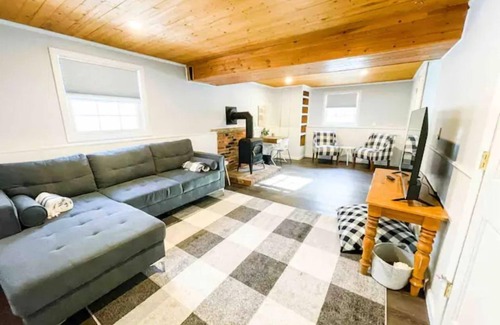 Geyser Crest Casa | Sparkling Clean Saratoga home near SPAC & Track Pets