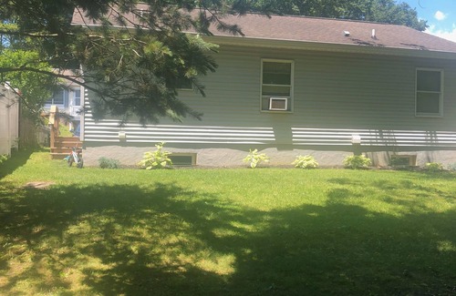 State College Casa | Sparkling clean bungalow close to campus