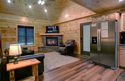 Sevierville Cabina | Sparkling clean handicapped-friendly cabin with theater room in the Smokies!