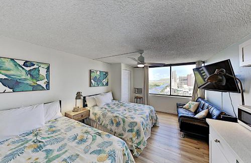 McCully - Moiliili Casa | Sparkling Hawaiian Monarch Studio