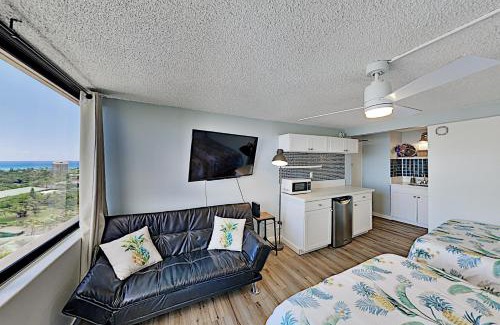 McCully - Moiliili Casa | Sparkling Hawaiian Monarch Studio