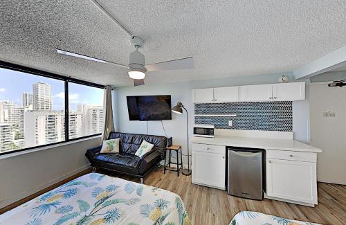 McCully - Moiliili Casa | Sparkling Hawaiian Monarch Studio