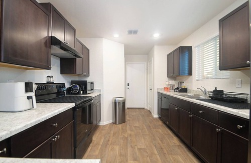 Medina Valley Casa | Sparkling New 4 Bedroom Family Retreat near Sea World, Lackland AFB, & Six Flags