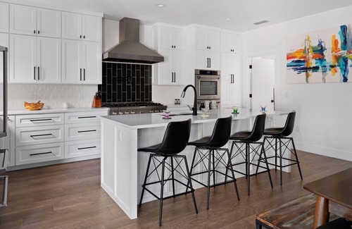 Rosewood Casa | ~Sparkling New Home~ Pool & Perfection 2M to DT!
