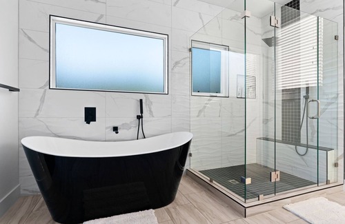 Rosewood Casa | ~Sparkling New Home~ Pool & Perfection 2M to DT!
