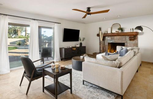 Buenavante Casa | Sparkling Pool Poker Table and Relaxation at Sweetwater