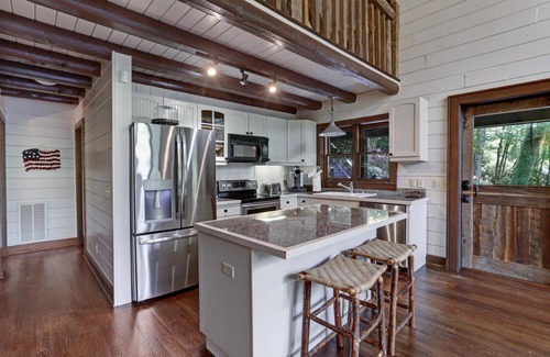 Glenville Cabina | Sparkling Waters Lakefront Retreat | Scenic Lake Glenville & Mountain Views With Hot Tub