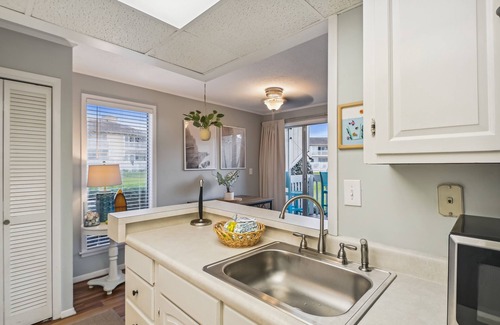 Holiday Isle Condominio | SPC 1034 is a Pet Friendly 1 BR with Free Beach Service for 2! by RedAwning
