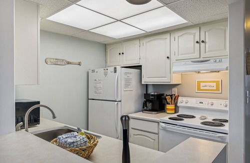 Holiday Isle Condominio | SPC 1034 is a Pet Friendly 1 BR with Free Beach Service for 2! by RedAwning