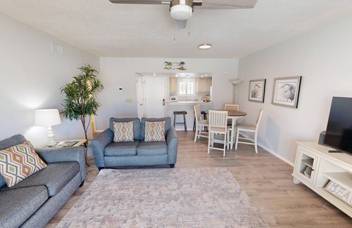 Holiday Isle Condominio | SPC 1149 - Newly renovated Gulf Front 2 BR with Free Seasonal Bch Service for 2