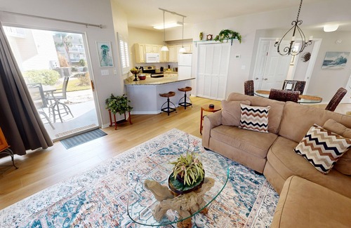 Holiday Isle Condominio | SPC 9136 - Ground Floor 2 BR short walk to beach right by pool by RedAwning