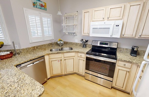 Holiday Isle Condominio | SPC 9136 - Ground Floor 2 BR short walk to beach right by pool by RedAwning