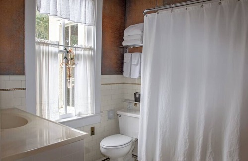 Oakland Apartamento | Speakeasy Room in Central Florida's Historic Gem & wedding venue- The Oakland Manor House